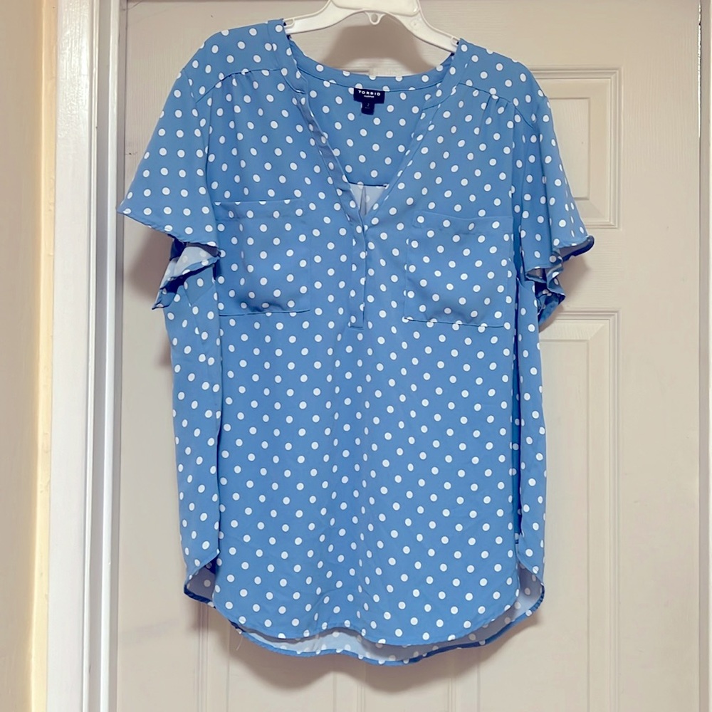 Torrid Short Sleeve Blouse Soft Blue white dots Front Pockets